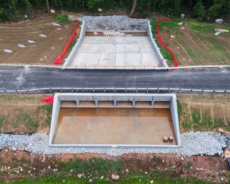 Vista aérea de una carretera asfaltada sobre una alcantarilla de hormigón.