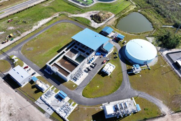 Vista aérea de una planta de tratamiento de aguas con depósitos y estanques.