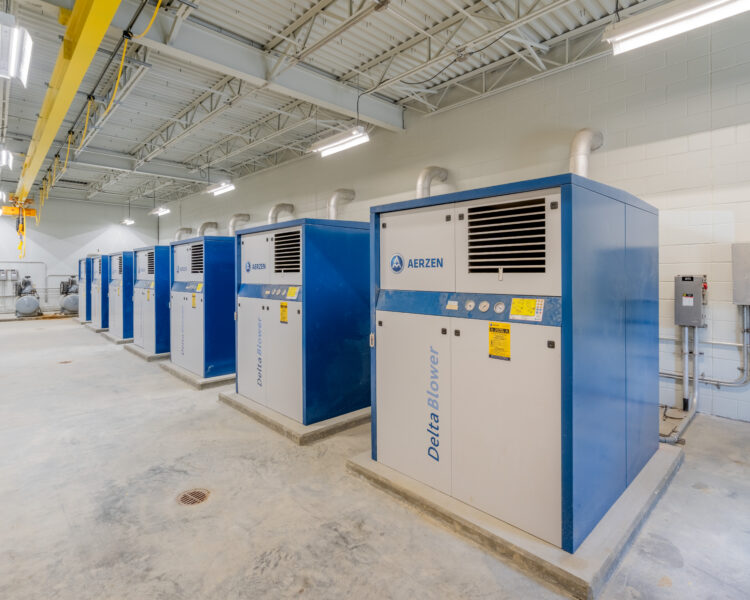 Las grandes unidades Delta Blower de Aerzen ocupan una luminosa nave industrial.