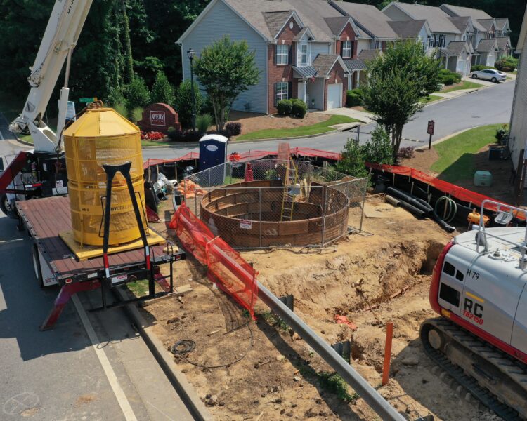 Obra de construcción residencial con maquinaria y una excavación circular.