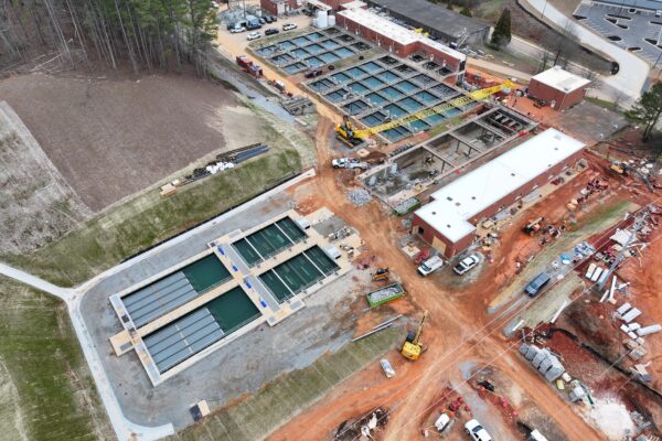 Vista aérea de una planta de tratamiento de aguas en construcción con su equipamiento.