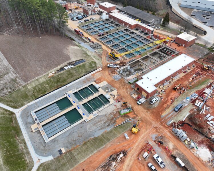 Vista aérea de una planta de tratamiento de aguas en construcción con su equipamiento.