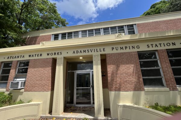 Entrada de ladrillo de la estación de bombeo de Adamsville, de Atlanta Water Works.