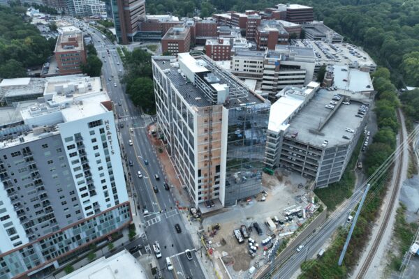 Vista aérea de un edificio de varias plantas en construcción.