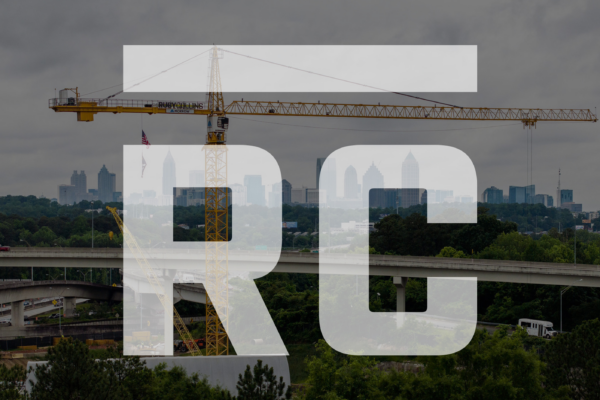 Grúa amarilla sobre la autopista, el perfil urbano y un gran texto translúcido en RC.